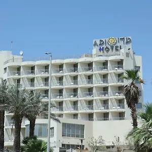 לבקר במלון