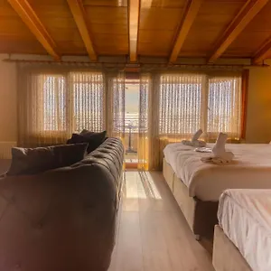 تشيرز ليت هاوس اسطنبول