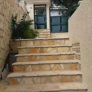 לבקר במלון